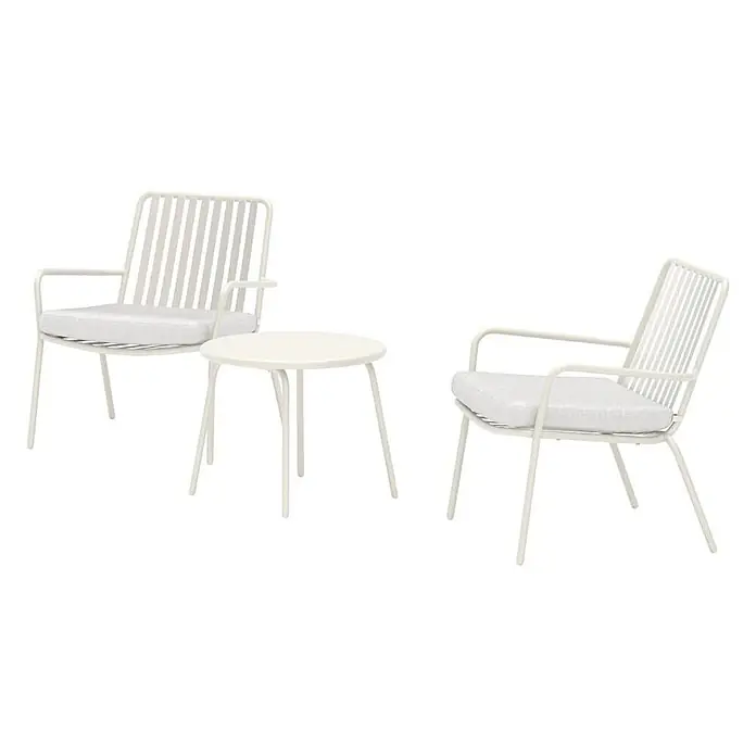 Ebuy24 Loungemöbel-Set Mykonos - 3 -tlg., Stahl, Beige - Outdoor Bistrotisch-Set: zwei helle Metallstühle mit Lattenrücken und Armlehnen, runder Tisch, alle mit hellen Kissen.