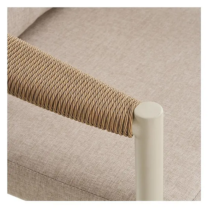 Ebuy24 Loungemöbel-Set Bella - 5 -tlg., Nonwood (PE), Aluminium, Polyester, Natur - Nahaufnahme einer Stuhllehne mit beigefarbener Seilwicklung und cremefarbenem Pfosten, neben einem hellen Stoffkissen.