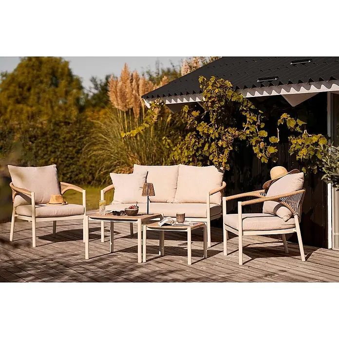 Ebuy24 Loungemöbel-Set Bella - 5 -tlg., Nonwood (PE), Aluminium, Polyester, Natur - Helle Outdoor-Lounge-Gruppe mit beigen Polstern, bestehend aus Sofa, zwei Sesseln und zwei Couchtischen, auf Holzterrasse.