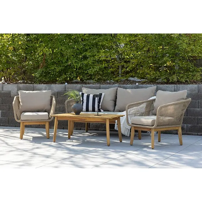 Ebuy24 Loungemöbel-Set Chania - 4 -tlg., Akazie, Braun - Outdoor-Lounge-Set aus Holzrahmen, geflochtenen Seilsitzen und hellen Kissen, mit Sofa, zwei Sesseln und Couchtisch auf einer Terrasse.