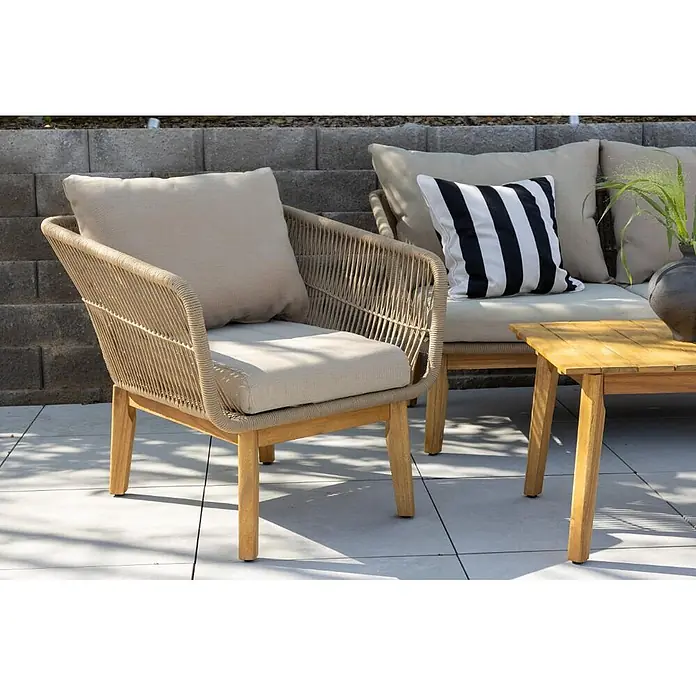 Ebuy24 Loungemöbel-Set Chania - 4 -tlg., Akazie, Braun - Outdoor-Sessel mit hellem Holzrahmen, beigefarbenen geflochtenen Seildetails und bequemen beigefarbenen Kissen.