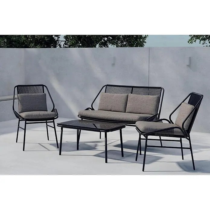 Ebuy24 Loungemöbel-Set Zakynthos - 4 -tlg., Stahl, Schwarz - Schwarzes Terrassenmöbel-Set mit grauen Kissen: Sofa, zwei Sessel und Couchtisch auf moderner Terrasse.