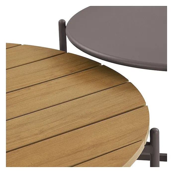 Ebuy24 Loungemöbel-Set Novella - 5 -tlg., Schaum, Polyester, Stahl, Beige - Zwei runde Tische, einer mit heller Holzlattenplatte und einer mit glatter grauer Platte, teilweise überlappend.