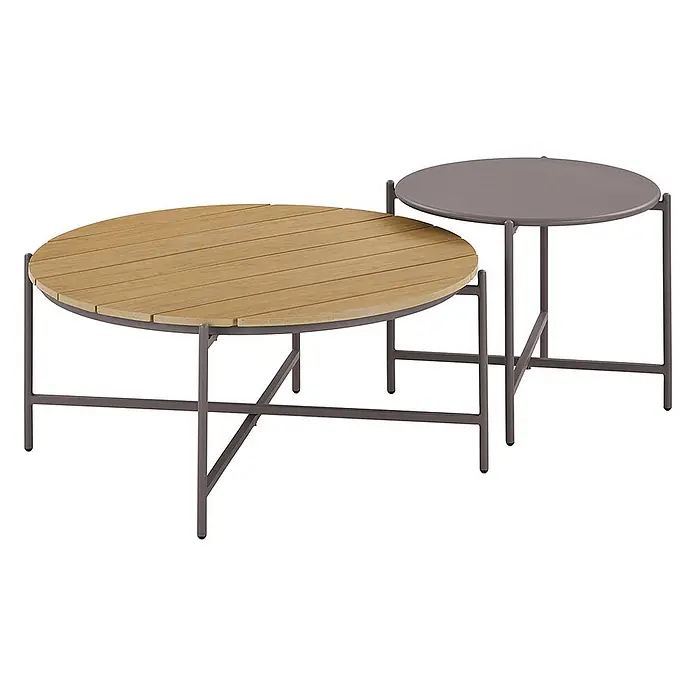 Ebuy24 Loungemöbel-Set Novella - 5 -tlg., Schaum, Polyester, Stahl, Beige - Zwei runde Beistelltische. Der größere Tisch hat eine Holzlattenplatte und ein graues Metallgestell, der kleinere eine einfarbig graue Platte und ein graues Gestell.