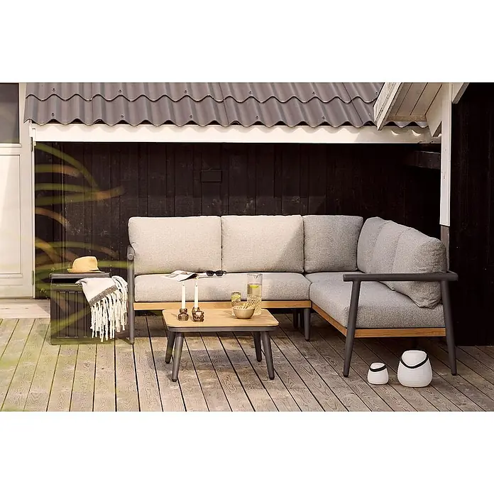Ebuy24 Loungemöbel-Set Camilla - 4 -tlg., Nonwood (PE), Aluminium, Polyester, Graubeige - L-förmige Outdoor-Lounge-Sitzgruppe mit hellgrauen Kissen, Holzrahmen und dunkelgrauen Couch- und Beistelltischen auf einer Holzterrasse.