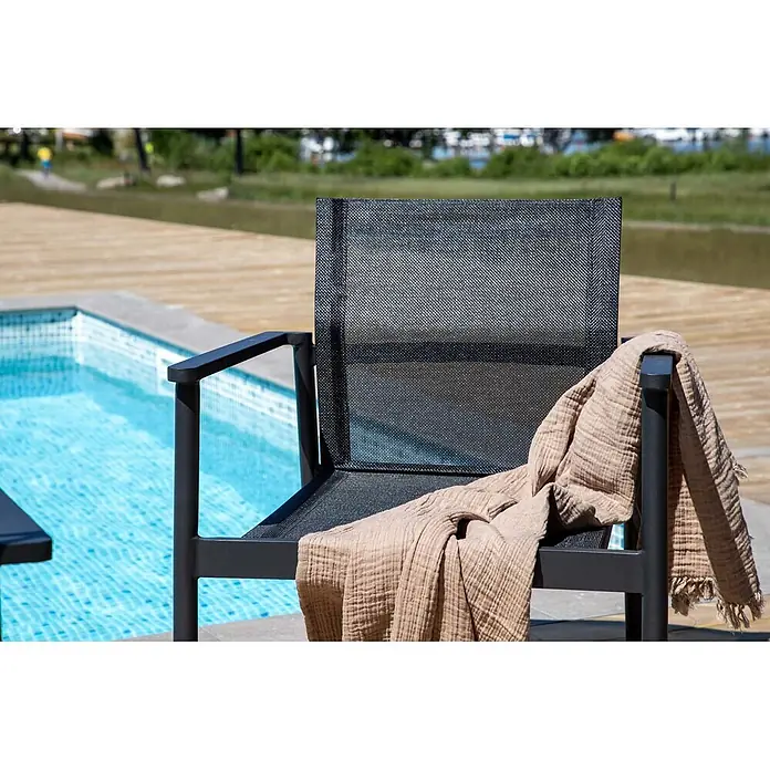 Ebuy24 Loungemöbel-Set Break - 4 -tlg., Aluminium, Schwarz - Dunkelgrauer Netzstoff-Terrassenstuhl mit beigefarbener Decke, am Pool.