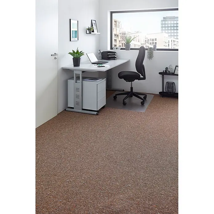 Bricoflor Teppichboden Meterware Schlinge gemustert, dunkel-braun rot, 400 x 400 cm - Breite: 400 cm, Schlinge, 100 % Polypropylen (PP), dunkel-braun rot - Gesprenkelter brauner Büroteppich mit einer Bodenschutzmatte unter einem Schreibtisch im modernen Büro.