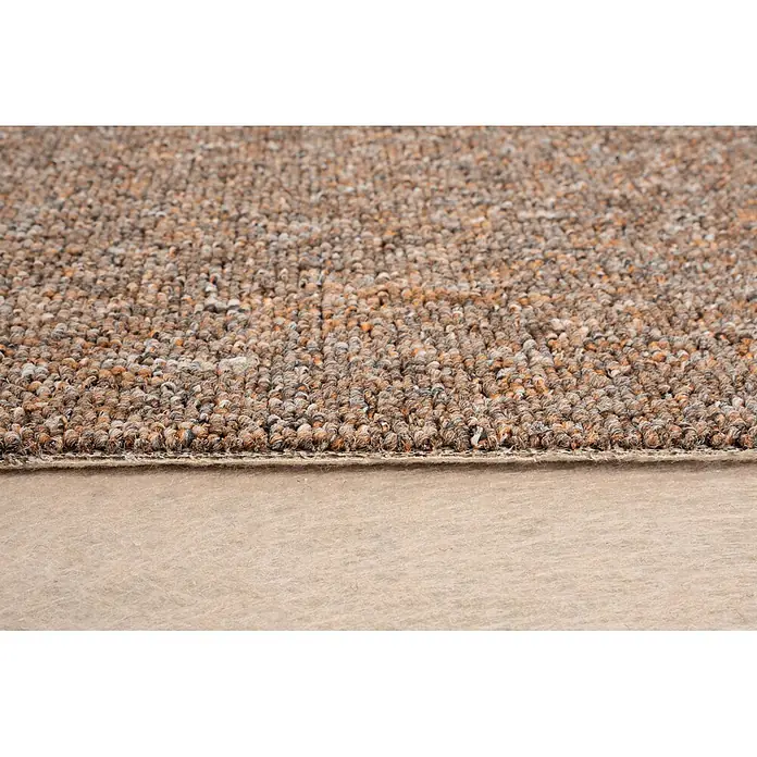 Bricoflor Teppichboden Meterware Schlinge gemustert, dunkel-braun rot, 400 x 500 cm - Breite: 500 cm, Schlinge, 100 % Polypropylen (PP), dunkel-braun rot - Nahaufnahme eines braun-orange melierten Teppichs, der seine texturierte Oberfläche und helle Rückseite zeigt.