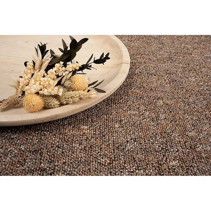 Bricoflor Teppichboden Meterware Schlinge gemustert, dunkel-braun rot, 400 x 400 cm - Breite: 400 cm, Schlinge, 100 % Polypropylen (PP), dunkel-braun rot - Texturierter brauner Schlingenflor-Teppich mit mehrfarbigen Sprenkeln, als Bodenbelag dargestellt.