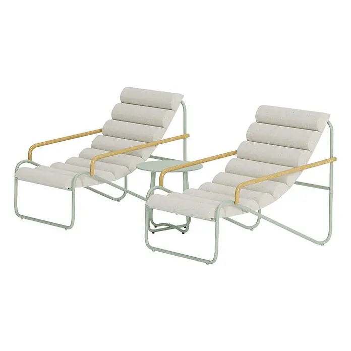 Ebuy24 Loungemöbel-Set Ithaka - 3 -tlg., Stahl, Grün - Zwei moderne hellgrüne Outdoor-Liegestühle mit beigen Rippenpolstern und Holzarmlehnen, die einen passenden Beistelltisch flankieren.