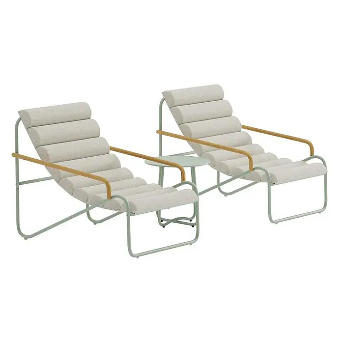 Ebuy24 Loungemöbel-Set Ithaka - 3 -tlg., Stahl, Grün - Zwei hellgrüne Metall- und Holz-Liegestühle mit gerippten beigen Kissen und einem passenden Beistelltisch.