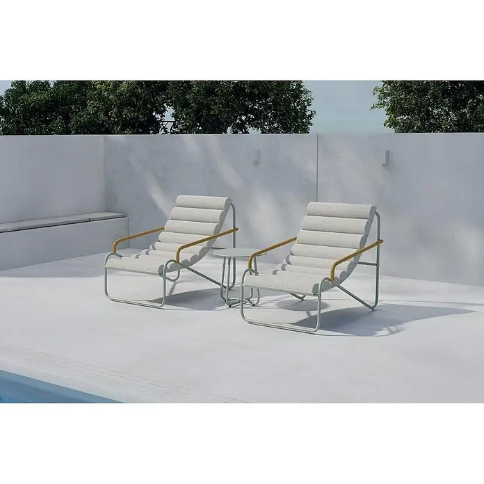 Ebuy24 Loungemöbel-Set Ithaka - 3 -tlg., Stahl, Grün - Zwei hellgraue Polsterliegen mit grünen Gestellen und Holzarmlehnen, mit kleinem grünem Beistelltisch, im Außenbereich am Pool.