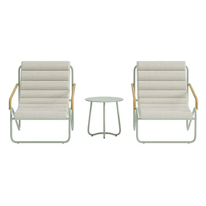 Ebuy24 Loungemöbel-Set Ithaka - 3 -tlg., Stahl, Grün - Zwei hellgrüne Metall-Loungesessel mit beigen Polstern und hellen Holzarmlehnen, flankieren einen passenden hellgrünen Metall-Beistelltisch.