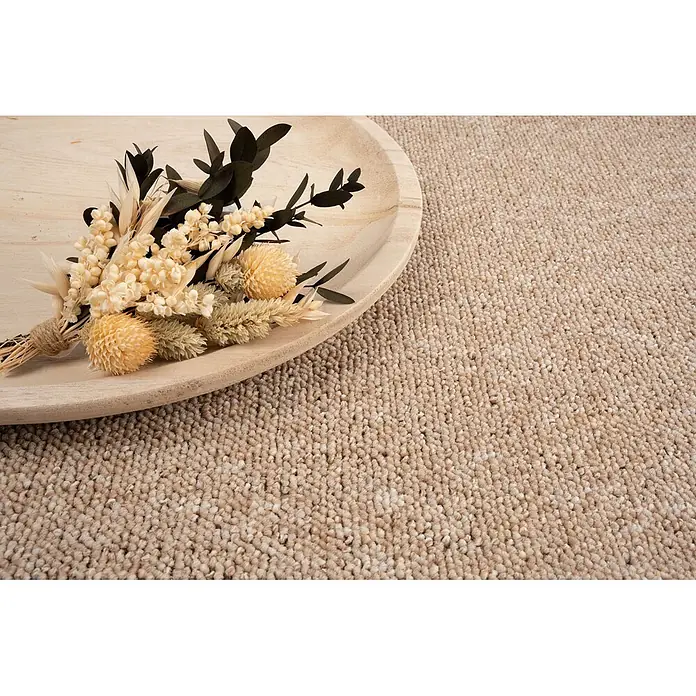 Bricoflor Teppichboden Meterware Schlinge gemustert, beige hell-braun, 250 x 200 cm - Breite: 200 cm, Schlinge, 100 % Polypropylen (PP), beige hell-braun - Trockenblumenstrauß in Creme, Beige und Dunkelgrün, auf hellem Holztablett auf beigem Teppich liegend.