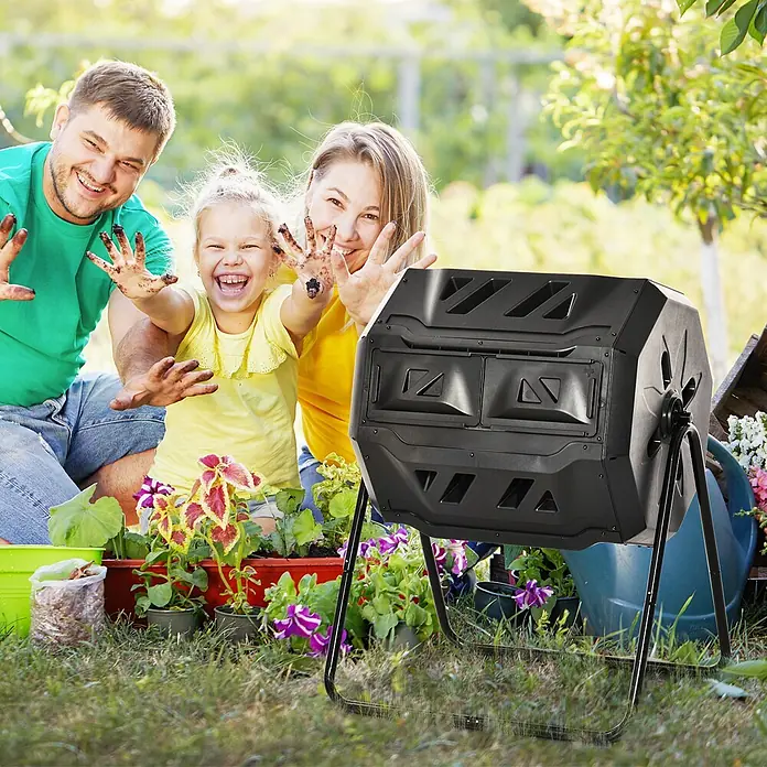 Outsunny Komposter - 160 l - Schwarzer Kunststoff-Komposter auf einem Ständer im Garten, verwendet beim Gärtnern einer Familie.
