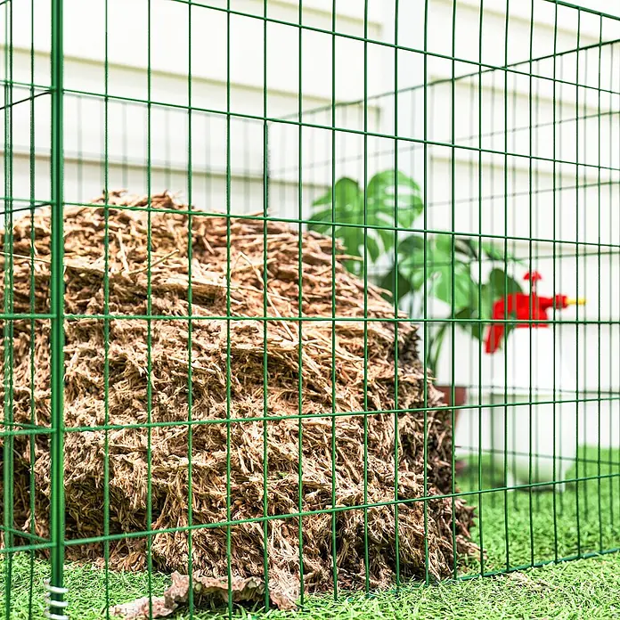 Outsunny Komposter - 1.680 l - Grüner Drahtgitter-Kompostbehälter, gefüllt mit organischem Material.