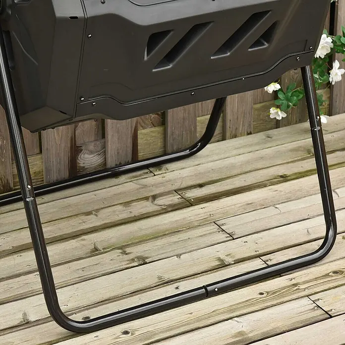 Outsunny Komposter Schwarz, 71cm x 64cm x 96cm - 160 l - Dunkelgrauer Komposter mit schwarzem Metallgestell auf Holzterrasse.