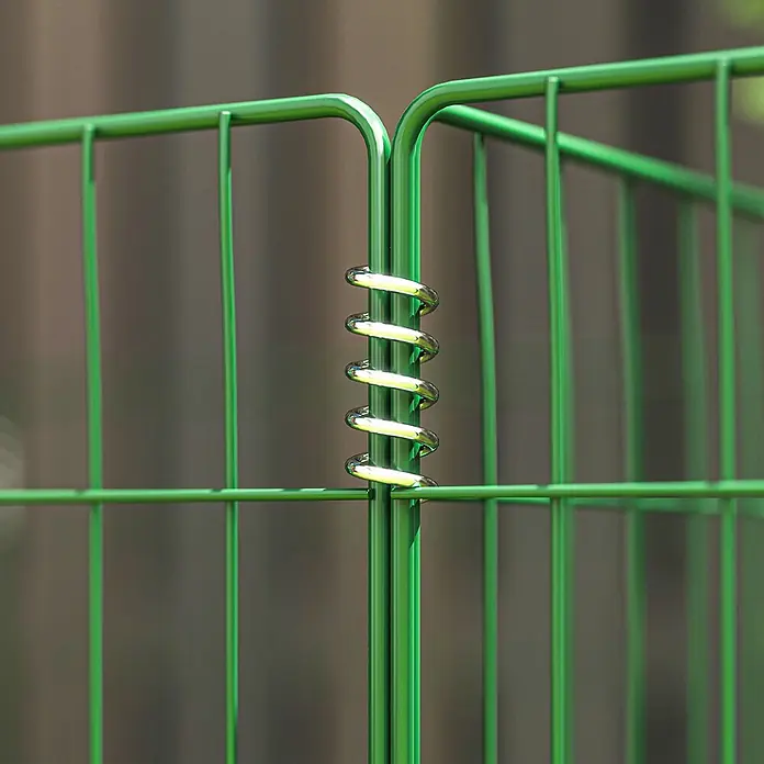 Outsunny Komposter - 1.680 l - Zwei grüne Metallzaunfelder, verbunden durch einen reflektierenden Spiralverbinder.