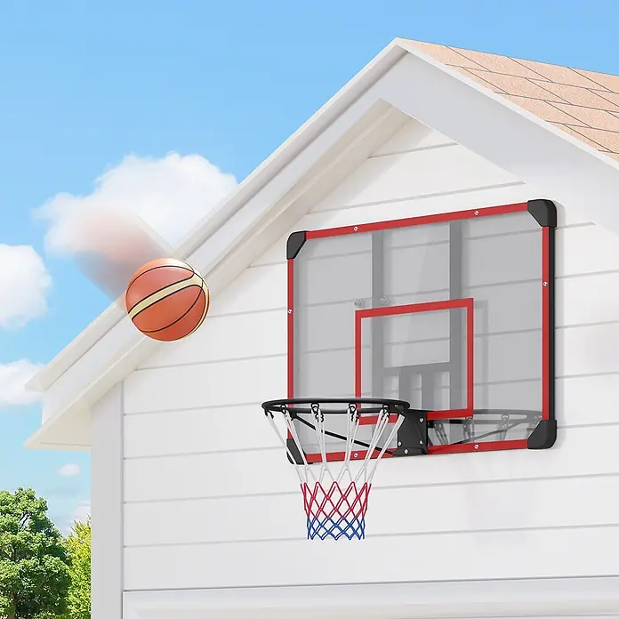 Sportnow Basketballkorb - Stahl, Schwarz, Transparent, Rot - Mini-Basketballkorb mit transparenter Platte und rotem Rahmen an weißem Haus montiert. Ein Basketball fliegt darauf zu.