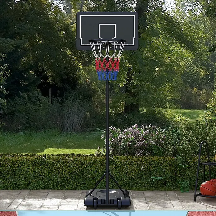 Sportnow Basketballkorb - Stahl, Schwarz - Schwarzer, tragbarer Basketballkorb mit rot-weiß-blauem Netz, auf einer Terrasse im Garten stehend.