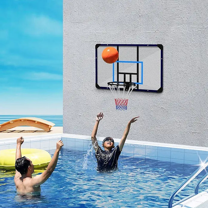 Sportnow Basketballkorb - Stahl, Schwarz, Transparent, Blau - Pool-Basketballkorb mit transparenter Platte und blauem Rahmen. Ein orangefarbener Ball ist über dem rot-blauen Netz in der Luft, während im Pool gespielt wird.