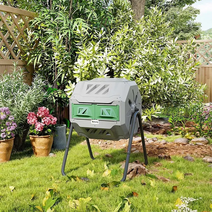 Outsunny Komposter - 160 l, 71 x 65 x 96 cm - Ein graugrüner Trommelkomposter steht bereit im üppigen Garten.