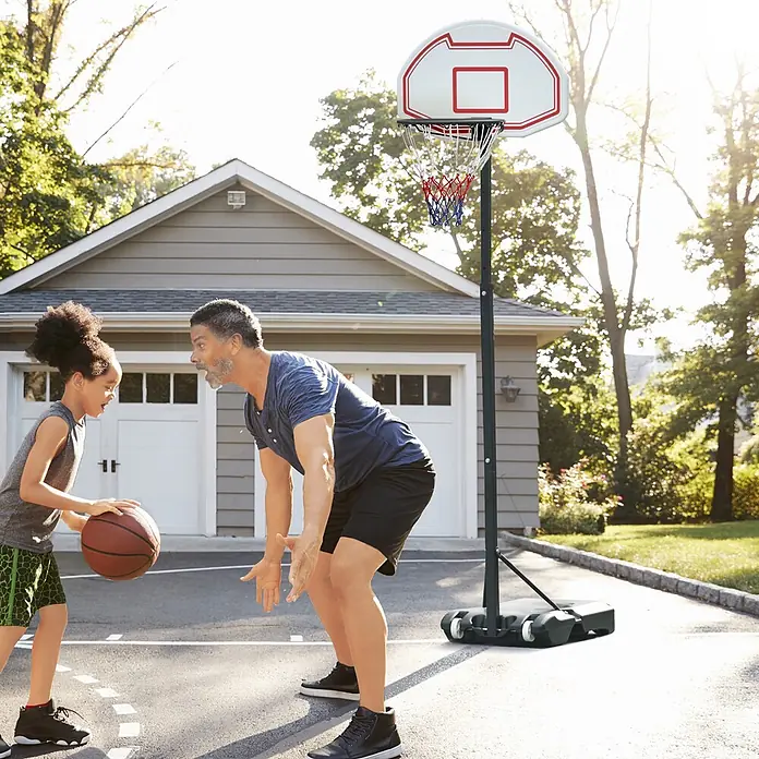 Homcom Basketballkorb - 73 x 49 x 194 cm, Weiß, Rot - Vater und Sohn spielen Basketball mit einem tragbaren Korb mit weißem Brett, schwarzem Mast und Rollfuß.
