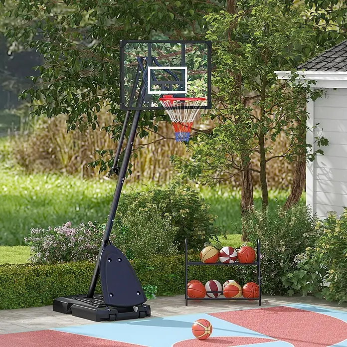 Sportnow Basketballkorb - Stahl, Schwarz - Tragbarer Basketballkorb mit transparenter Platte, rotem Ring und schwarzem Sockel, mit Ballständer und Basketbällen auf einem Outdoor-Platz.
