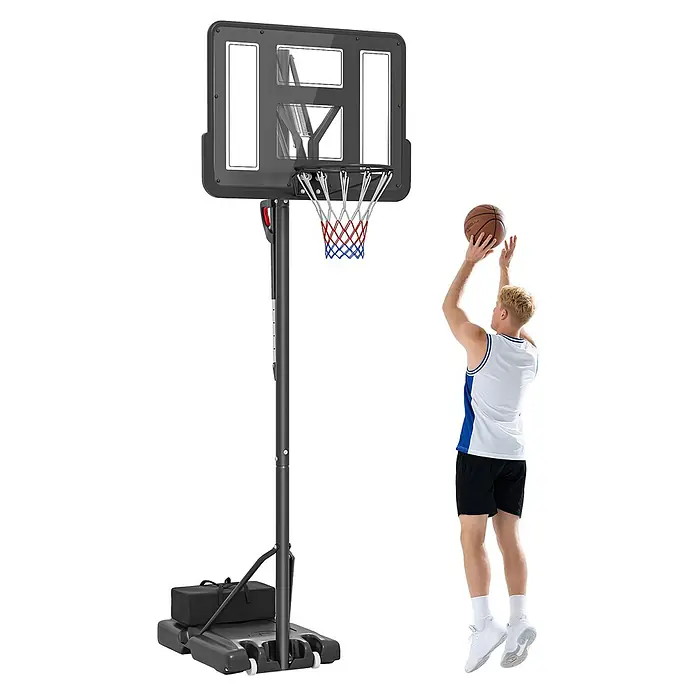 Sportnow Basketballkorb - Stahl, Schwarz - Schwarzer, tragbarer Basketballkorb mit transparenter Platte und rot-blauem Netz, von einem Spieler beim Korbwurf genutzt.