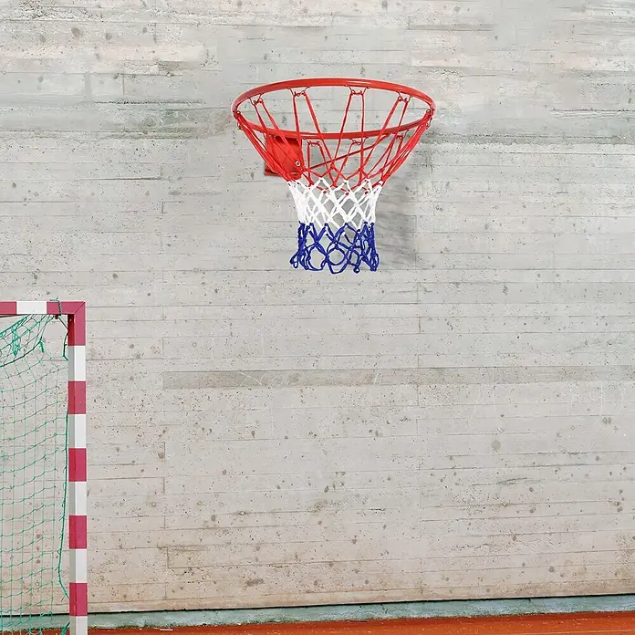 Homcom Basketballkorb - Metall, Rot - Basketballkorb mit rotem Ring und rot-weiß-blauem Netz an Betonwand, mit Torpfosten und Spielfeld.