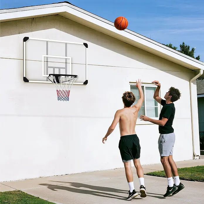 Sportnow Basketballkorb - Stahl, Schwarz, Transparent, Weiß - Basketballkorb mit weißem Brett, schwarzem Ring und rot-blauem Netz an einer Hauswand, von zwei jungen Männern genutzt.