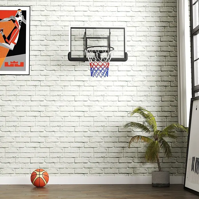 Sportnow Basketballkorb - Stahl, Schwarz - An der Wand montierter Indoor-Basketballkorb mit transparenter Rückwand und rot-weiß-blauem Netz, über Basketball auf Holzboden.