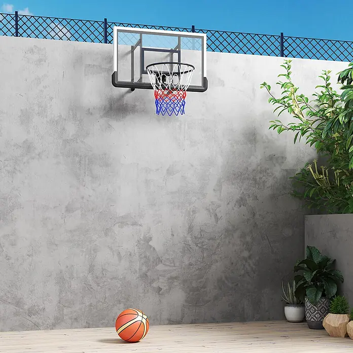 Sportnow Basketballkorb - Stahl, Schwarz - Wandmontierter Basketballkorb mit transparenter Platte und rot-weiß-blauem Netz, bereit für das Spiel auf einem Holzboden.