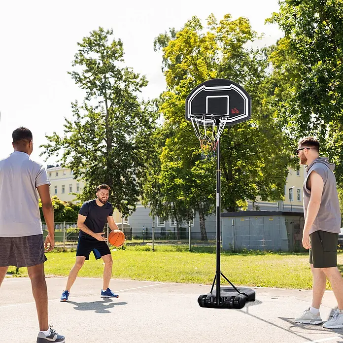 Homcom Basketballkorb - Stahl, Schwarz - Schwarzer tragbarer Basketballkorb mit robuster Basis, im Freien von Männern beim Basketballspiel genutzt.