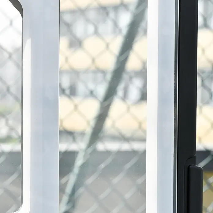 Homcom Basketballkorb - Schwarz - Nahaufnahme eines Fensterrahmens mit weißen und schwarzen Abschnitten, Klarglas und einem schwarzen Griff. Eine unscharfe Außenszene ist durch das Glas sichtbar.