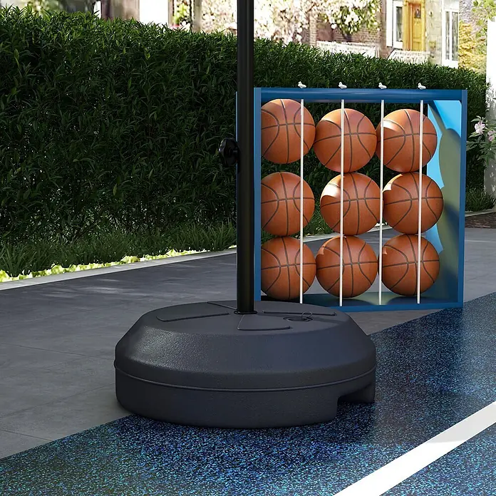 Sportnow Basketballkorb - Stahl, Braun, Schwarz - Dunkelgrauer Basketballkorb-Standfuß aus Kunststoff mit blauem Ballständer und 9 Basketbällen auf einem Außenplatz.