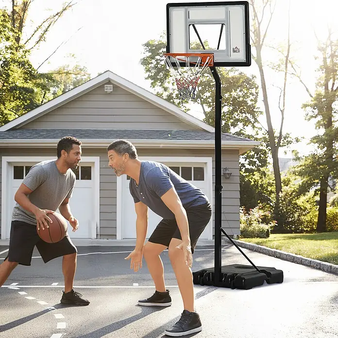Homcom Basketballkorb - Schwarz - Tragbarer schwarzer Basketballkorb mit orangefarbenem Ring und durchsichtiger Rückwand, von zwei Männern auf einer Einfahrt zum Basketballspielen genutzt.