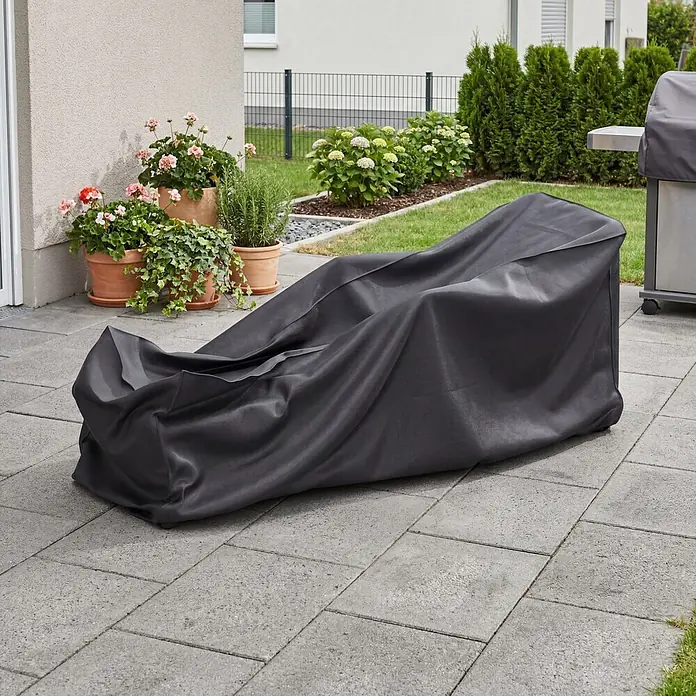 Sunfun Sonnenliegen-Schutzhülle - L x B x H: 210 x 85 x 45 cm, Grau - Dunkelgraue Schutzhülle für eine Outdoor-Liege, auf einer Terrasse abgebildet.