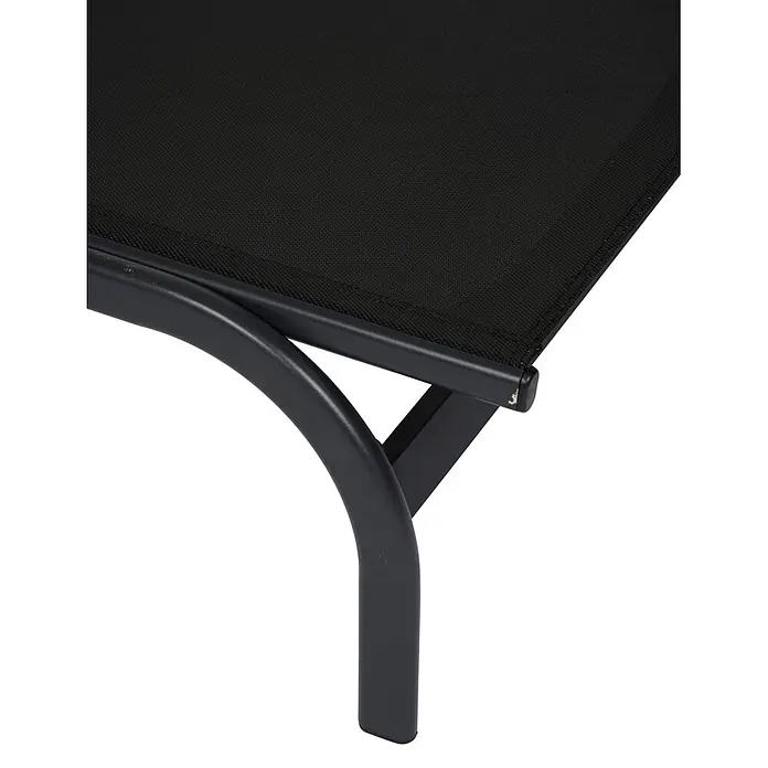 Ebuy24 Gartenliege Halfdan - Schwarz, Aluminium - Detailansicht von schwarzem Netzstoff auf einem dunkelgrauen Metallrahmen mit gebogenem Bein.