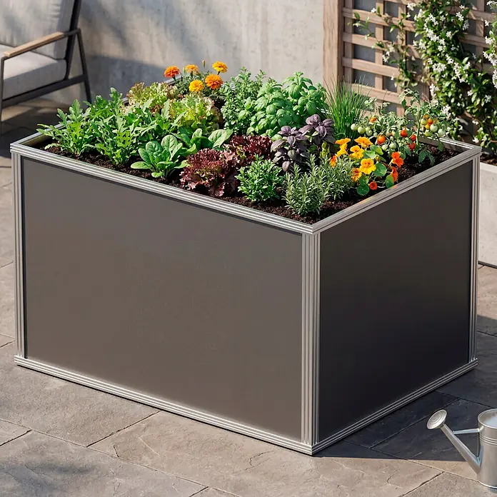 KGT Hochbeet 130 - 121 x 91 x 77 cm, Aluminium, Anthrazit/Weiß - Dunkelgraues Hochbeet mit silbernem Rahmen, gefüllt mit Kräutern, Gemüse und Blumen auf einer Terrasse.