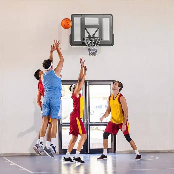Sportnow Basketballkorb - Stahl, Schwarz - Schwarzer Basketballkorb mit weißem Backboard-Design an einer Wand, von Spielern während eines Spiels genutzt.