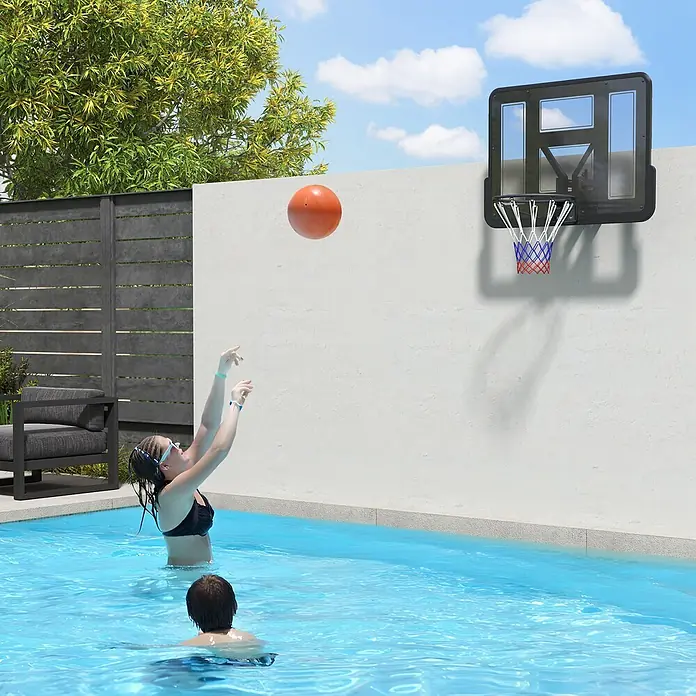 Sportnow Basketballkorb - Stahl, Schwarz - Schwarzer Pool-Basketballkorb mit transparenter Platte und rot-weiß-blauem Netz, an der Wand montiert. Leute spielen im Pool.