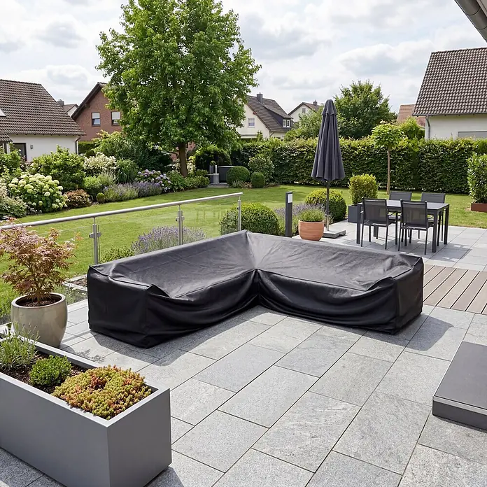 Sunfun Lounge-Set Schutzhülle - L x B x H: 320 x 100 x 85 cm, Kunststoff - Schwarze L-förmige Schutzhülle für ein Outdoor-Sofa, platziert auf einer modernen Steinterrasse.