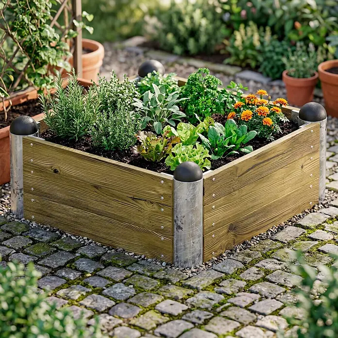 Plus Hochbeet Pipe - 80 x 80 x 36 cm, Holz, Natur - Hölzernes Hochbeet mit Metallecken, gefüllt mit Kräutern, Salat und orangefarbenen Blumen auf Kopfsteinpflaster.