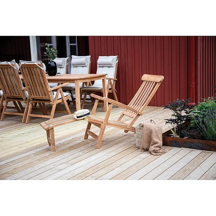 Ebuy24 Gartenliege Kenya - Teak Dekor, Holz - Gartenmöbel-Set aus Holz mit gepolsterten Stühlen und einem Liegestuhl auf einer Holzterrasse.