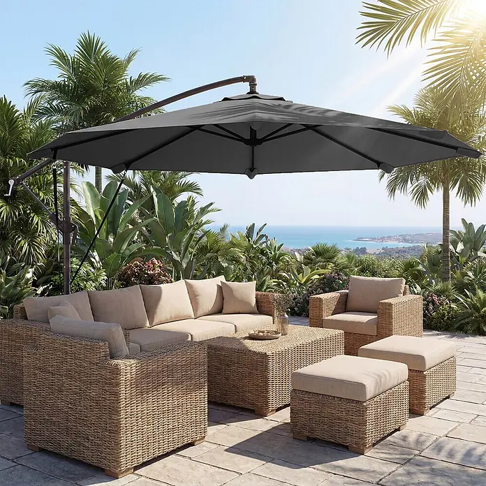 Outsunny Ampelschirm rund - Dunkelgrau, Durchmesser Bespannung: 295 cm - Outdoor-Rattan-Sitzgruppe mit beigen Kissen, bestehend aus Ecksofa, Sessel, Couchtisch und Hockern, unter einem großen grauen Ampelschirm auf sonniger Terrasse.