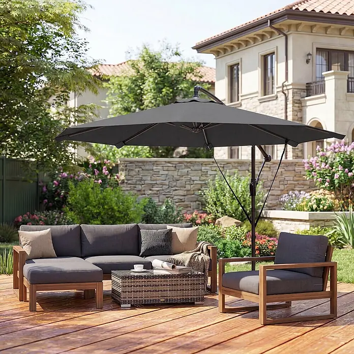 Outsunny Ampelschirm rund - Dunkelgrau, Durchmesser Bespannung: 295 cm - Dunkelgraue Outdoor-Sitzgruppe, Hocker und Sessel mit Holzrahmen, dazu ein Rattan-Couchtisch auf Terrasse, unter passendem Schirm, im Garten.