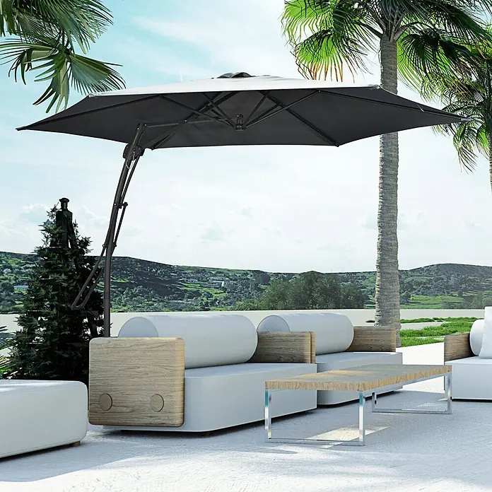 Outsunny Ampelschirm rund - Dunkelgrau, Durchmesser Bespannung: 293 cm - Moderne Outdoor-Loungegruppe mit dunkelgrauem Freiarmschirm, weißen Sofas mit Holzapplikationen und einem Holztisch auf sonniger Terrasse.