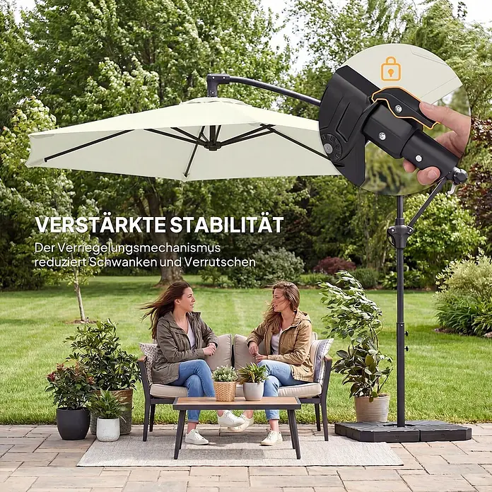 Outsunny Ampelschirm rund - Cremeweiß, Durchmesser Bespannung: 295 cm - Ein cremefarbener Ampelschirm im Garten mit Detailansicht des Verriegelungsmechanismus für Stabilität, unter dem zwei Frauen sitzen.