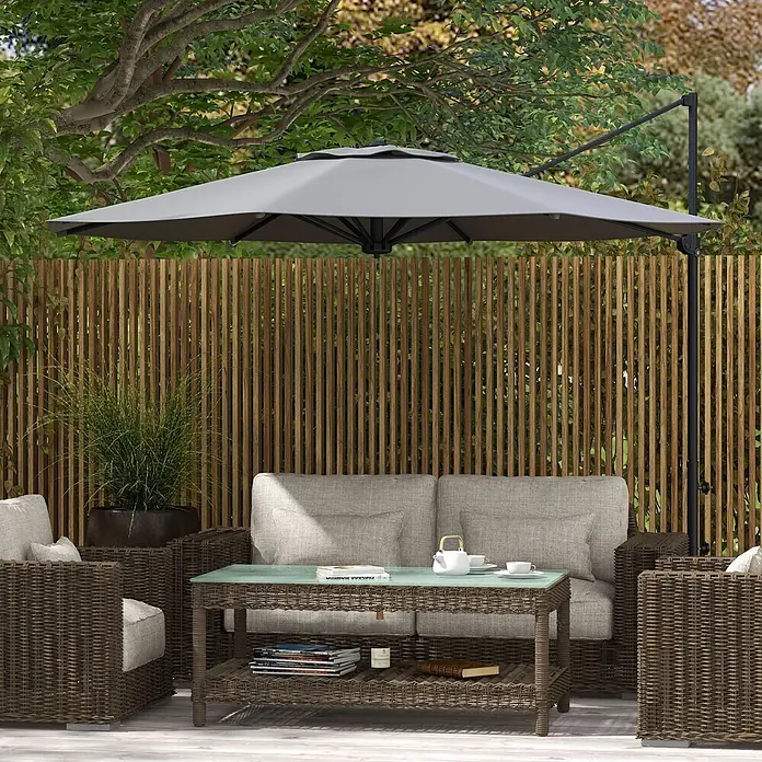 Outsunny Ampelschirm rund - Dunkelgrau, Durchmesser Bespannung: 294 cm - Outdoor-Rattan-Loungeset mit hellen Polstern und Glastisch unter großem grauem Ampelschirm in einer Gartenumgebung.